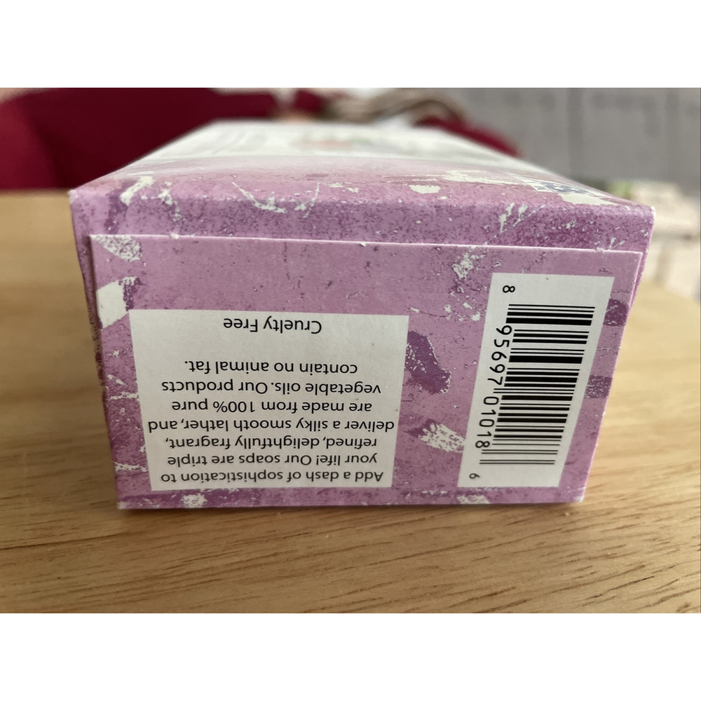 Vintage Venezia Soapworks Moisturizing Soap Berry Vanilla 7oz - Picture 2 of 3